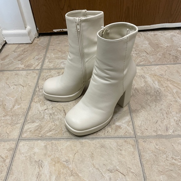 Call it spring pumps - Picture 1 of 3